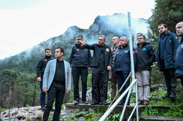 Antalya'da Sel Alarmı! Kuvvetli Yağışlar Hayatı Felç Etti